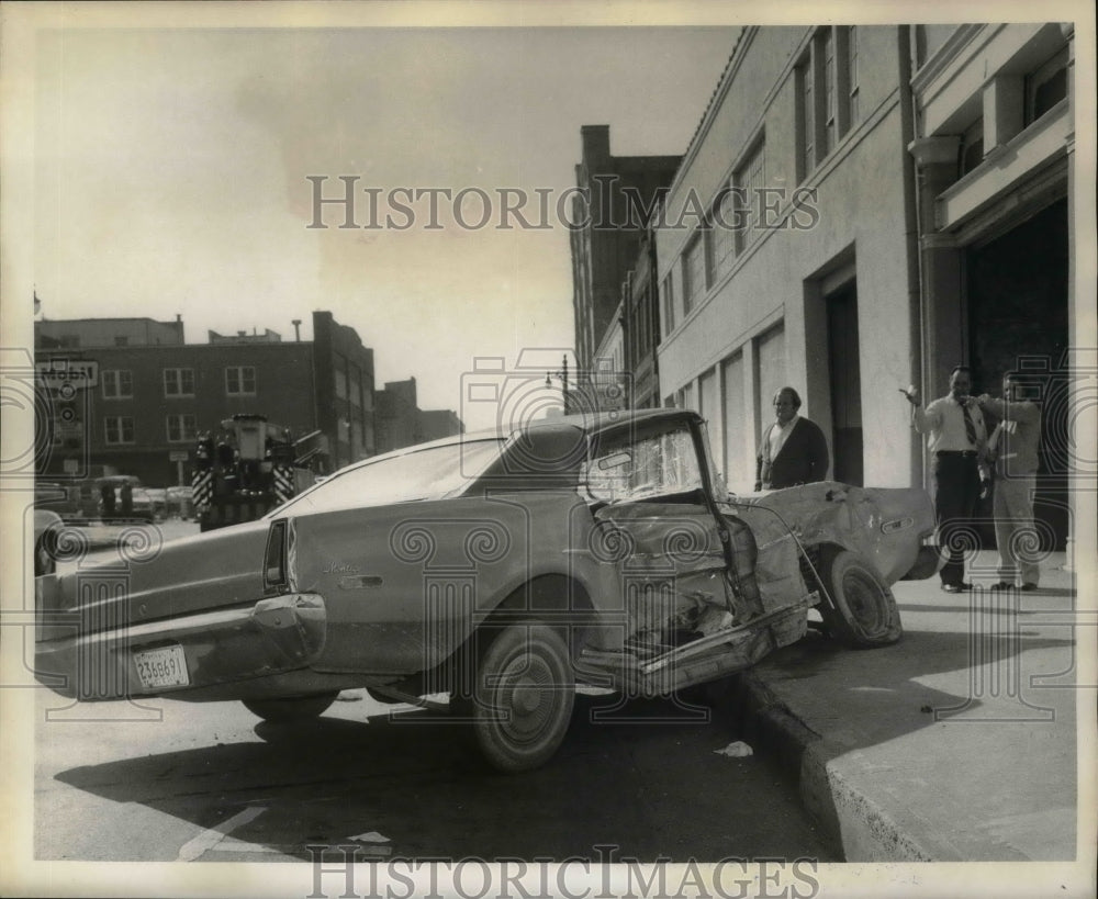 1972 Press Photo Accidents- Car wreck at Girod and Magazine. - noa09423 - Historic Images