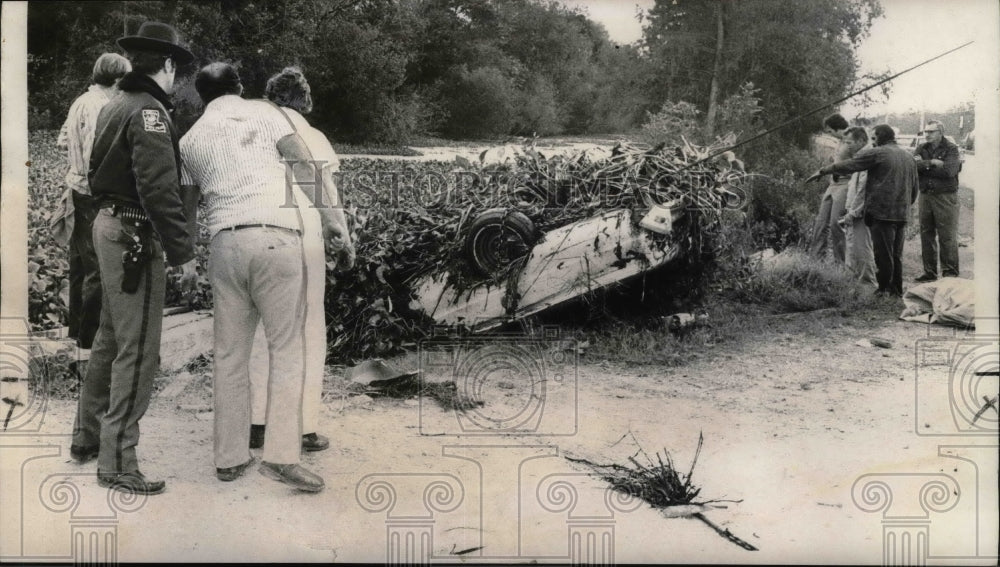 1972 Press Photo Accidents-Working in the water lily covered canal recover car. - Historic Images