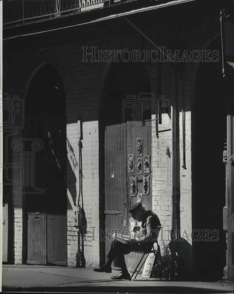 1974 Press Photo Aged man sitting in sunshine reading his paper. - noa09443 - Historic Images