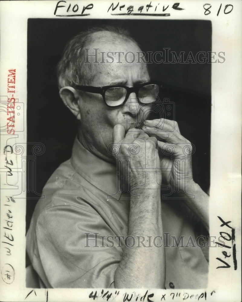 1973 Press Photo Harmonica player is one of the nursing home welcoming committee - Historic Images