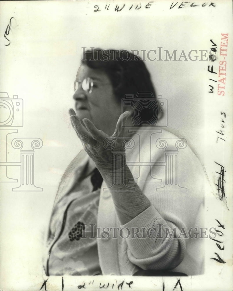 1973 Press Photo Elderly woman flexes hand injured in home robbery. - noa09450 - Historic Images