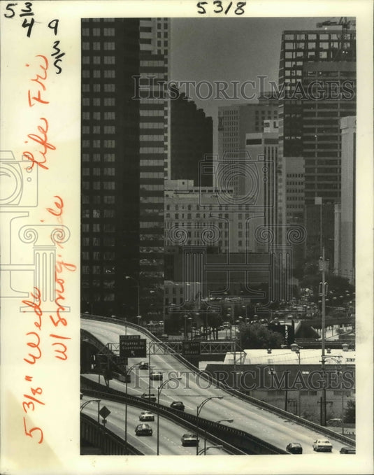 1983 Press Photo Millions of Americans work in sealed office buildings as shown. - Historic Images
