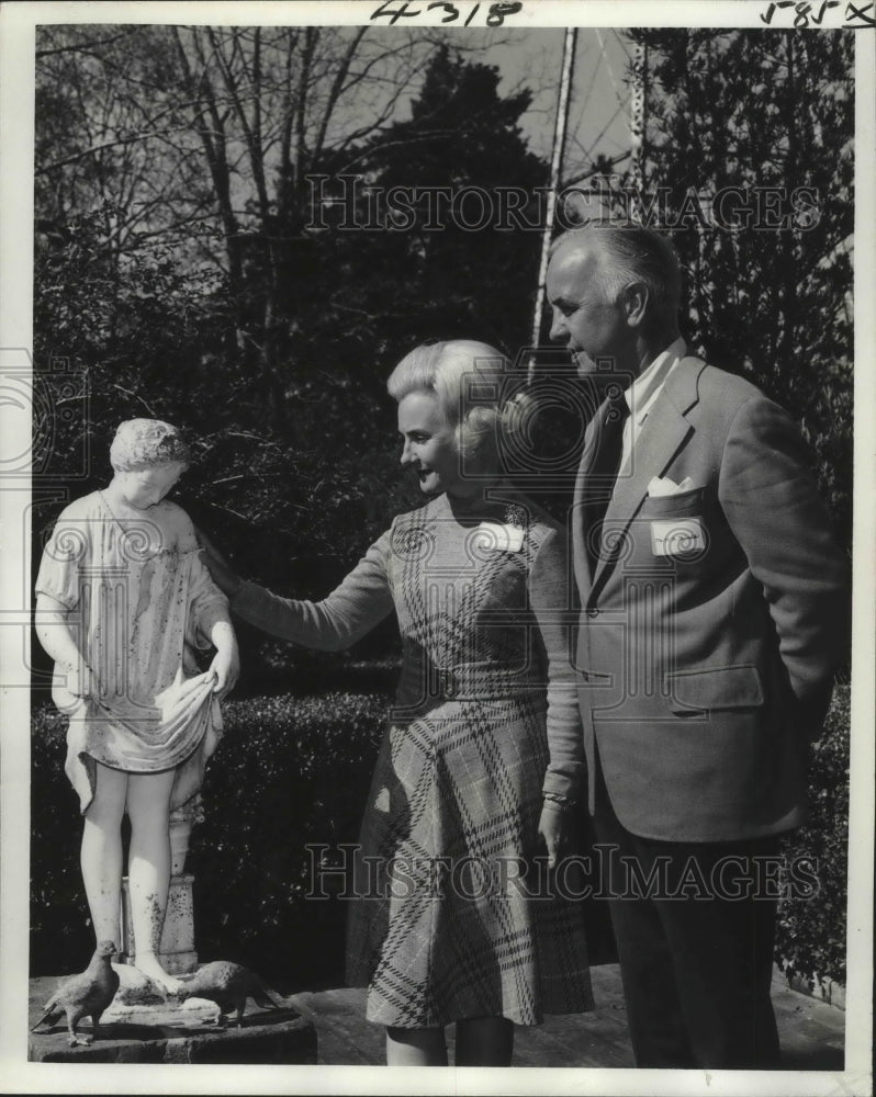 1977 Press Photo Mr. and Mrs. Morrell F. Trimble in their gardens. - noa09530 - Historic Images