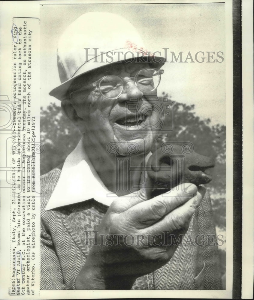 1971 Press Photo Sweden&#39;s King Guystaf VI Adolf Holds Ornamental Ram&#39;s Head - Historic Images