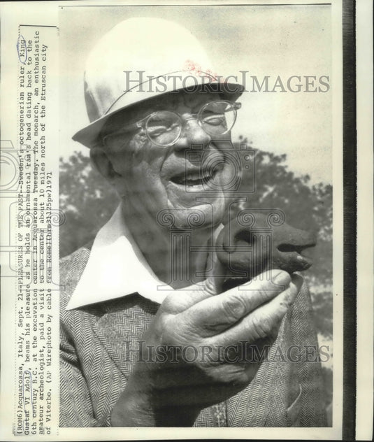 1971 Press Photo Sweden's King Guystaf VI Adolf Holds Ornamental Ram's Head - Historic Images