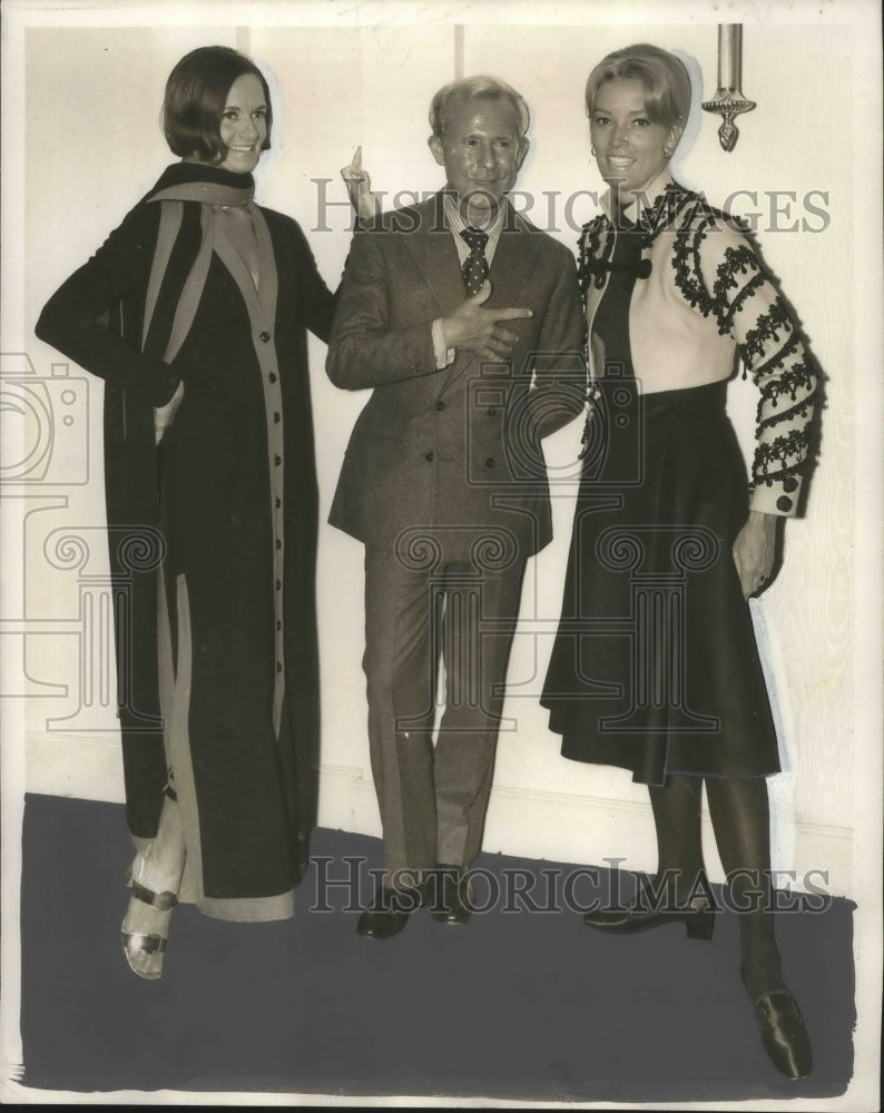 1969 Press Photo Designer Adolfo Poses with Two Models Wearing His Fashions - Historic Images