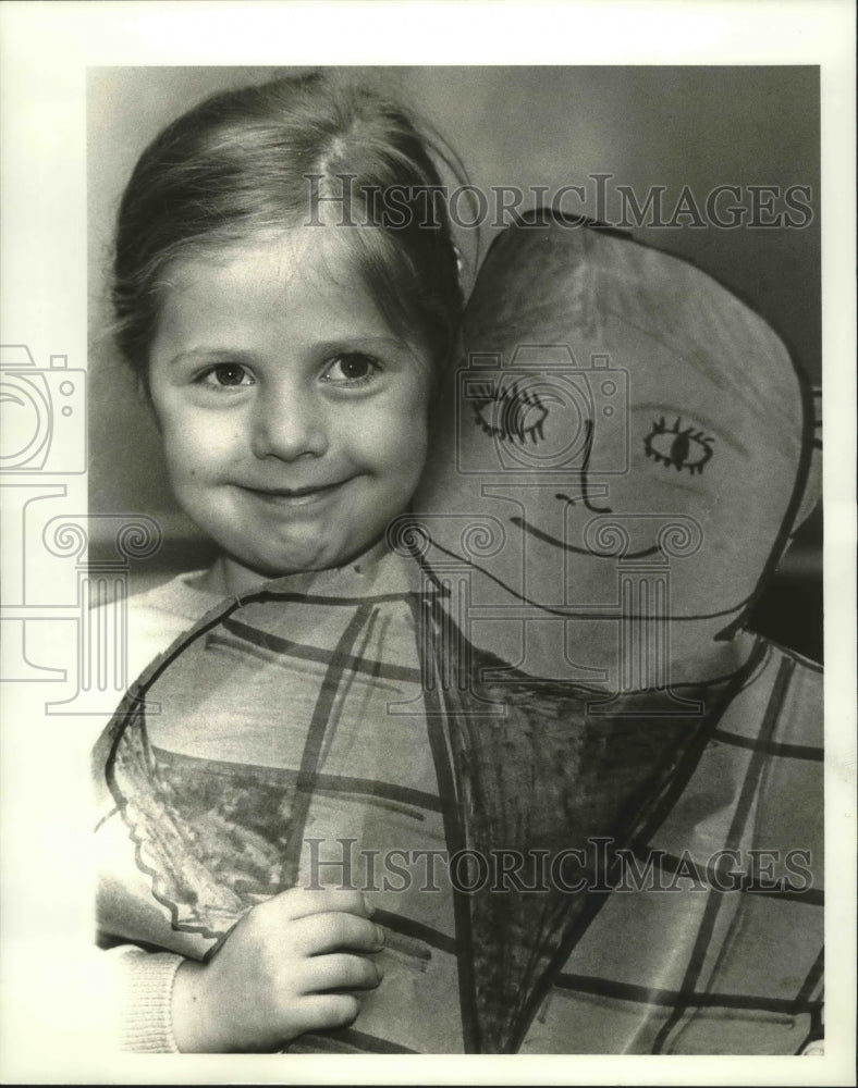 1986 Press Photo Crystal Mothershed, 5 years old stands with look-a-like. - Historic Images