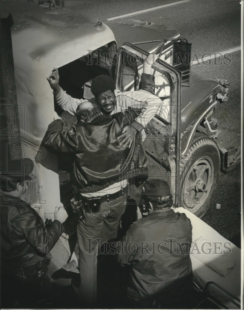 1983 Press Photo New Orleans - Floyd Marsh Removed From Truck after Hitting Bus - Historic Images