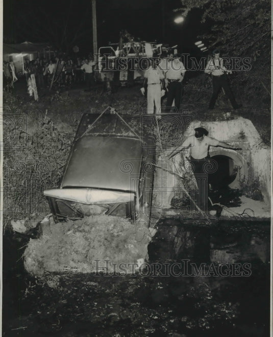 1972 Press Photo Accidents-Police tow truck pulls wreckage from Dwyer Canal. - Historic Images