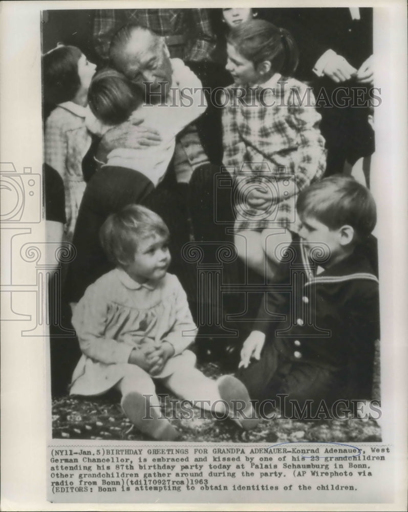 1963 Press Photo Konrad Adeneur, West German Chancellor gets hug from grandchild - Historic Images