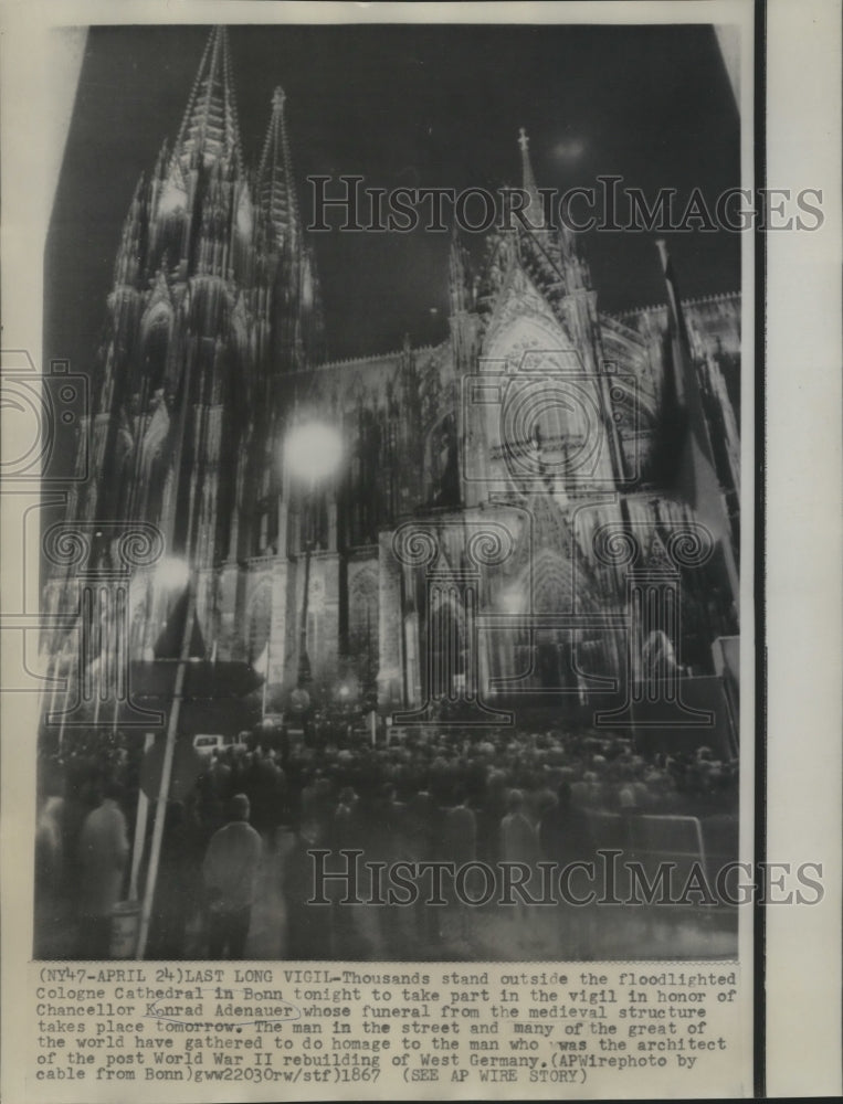 1967 Thousands stand outside Cologne Cathedral in Bonn - Historic Images