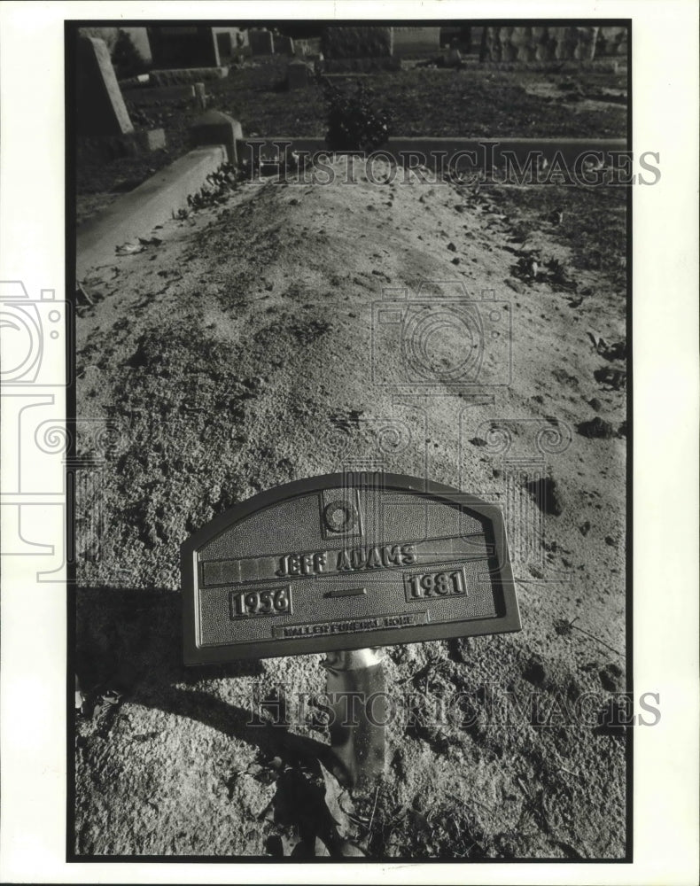 1982 Temporary marker on grave of Jeff Adams in Oxford, Ms. - Historic Images