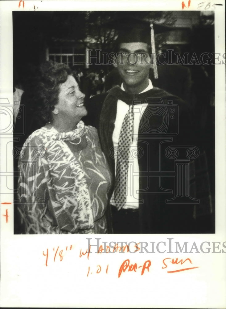 1982 Press Photo Jeff Adams with his mother on graduation day at Tulane. - Historic Images