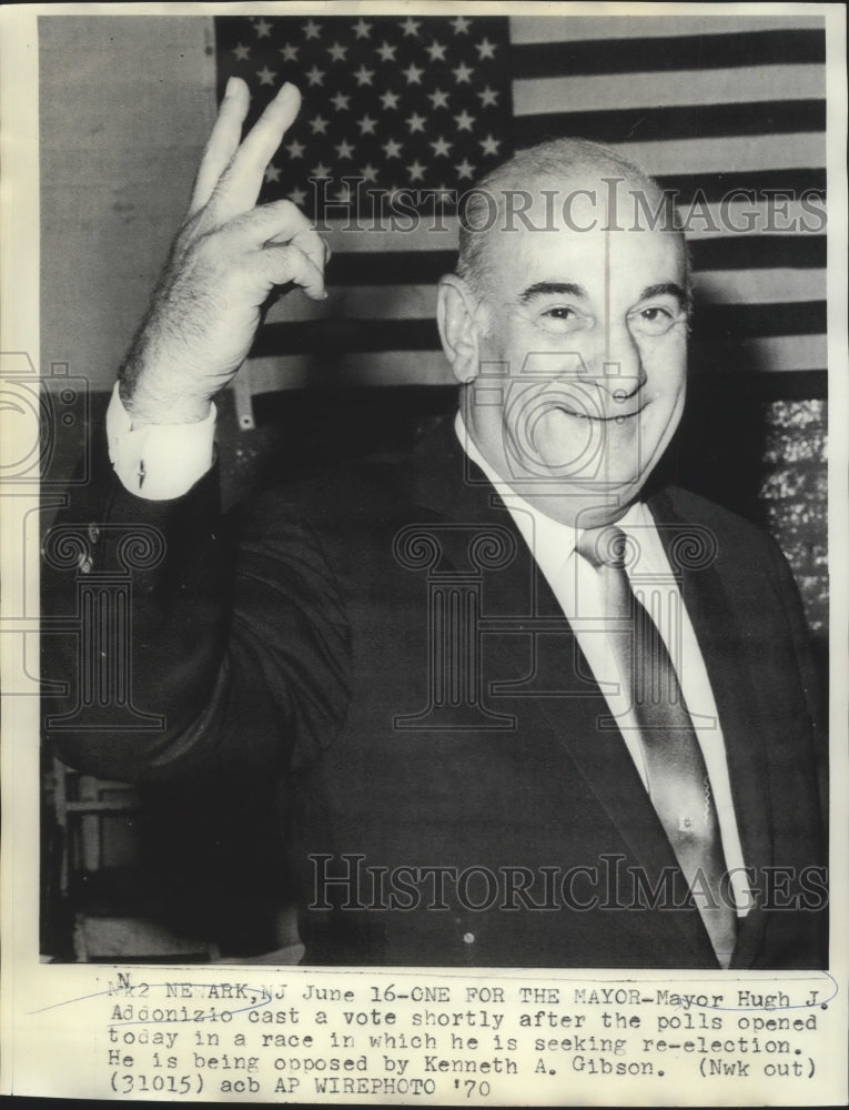 1970 Press Photo Mayor Hugh J. Addonizio cast his vote after polls opened. - Historic Images