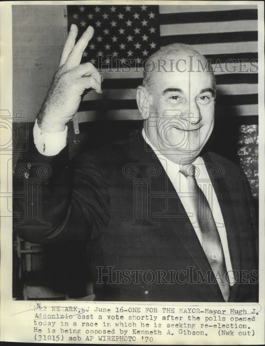 1970 Press Photo Mayor Hugh J. Addonizio cast his vote after polls opened. - Historic Images
