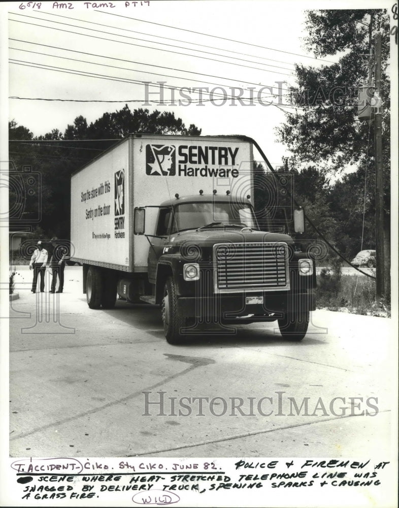 1982 Press Photo A telephone cable was torn loose by delivery truck Thursday. - Historic Images