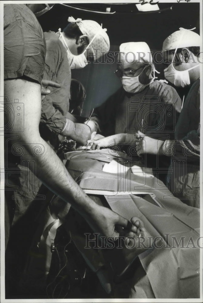 1973 Press Photo Surgeons at Touro Infirmary engage in hernia repair surgery. - Historic Images