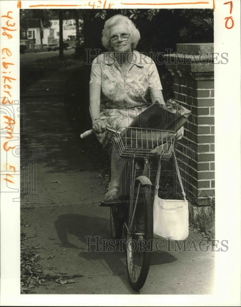 1982 Press Photo Selma Adair peddles along in Old Metairie on bicycle. - Historic Images