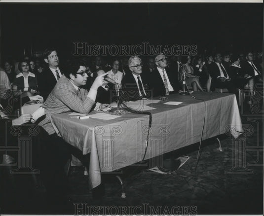 1971 Press Photo Bridge-A commentator, similar to football follows action - Historic Images