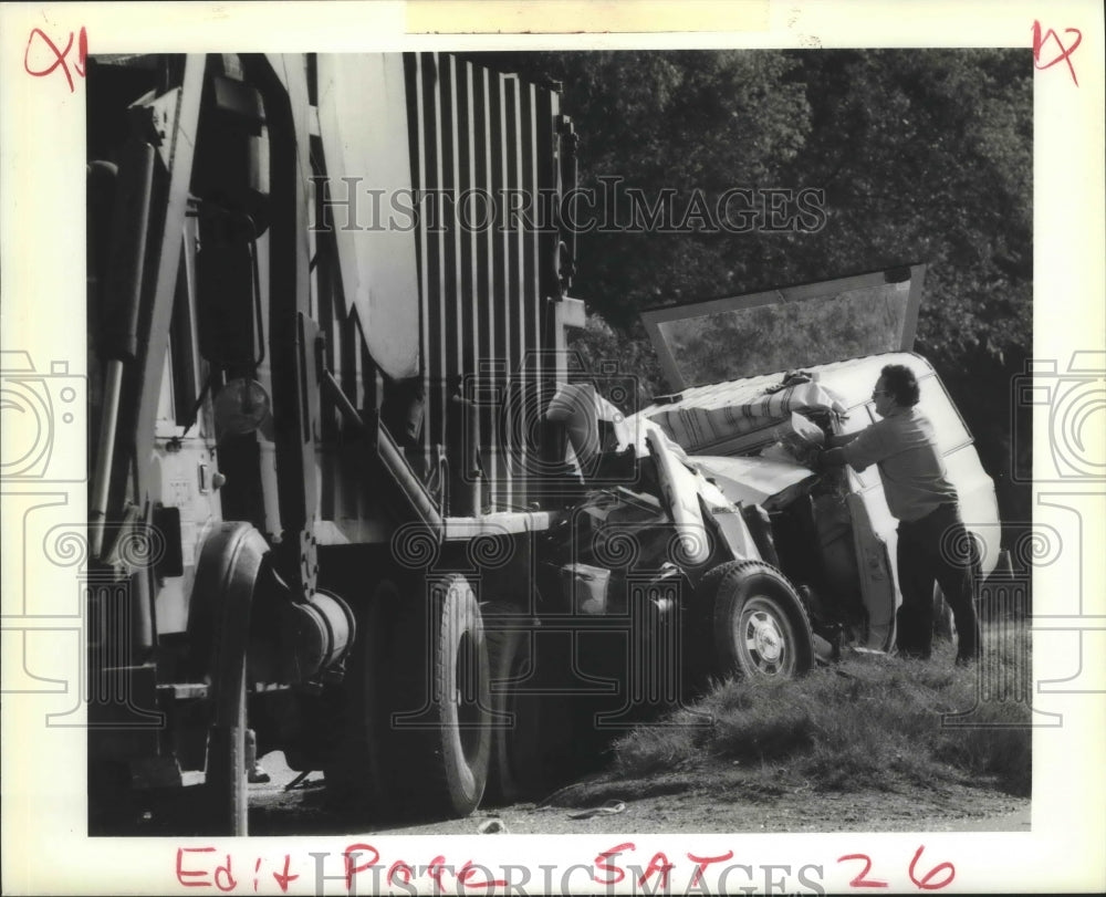 1989 Man Working a Truck Accident - Historic Images