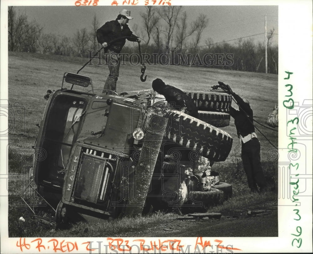 1987 New Orleans - Zone Art Tow Truck Operators Pull Cement Truck - Historic Images