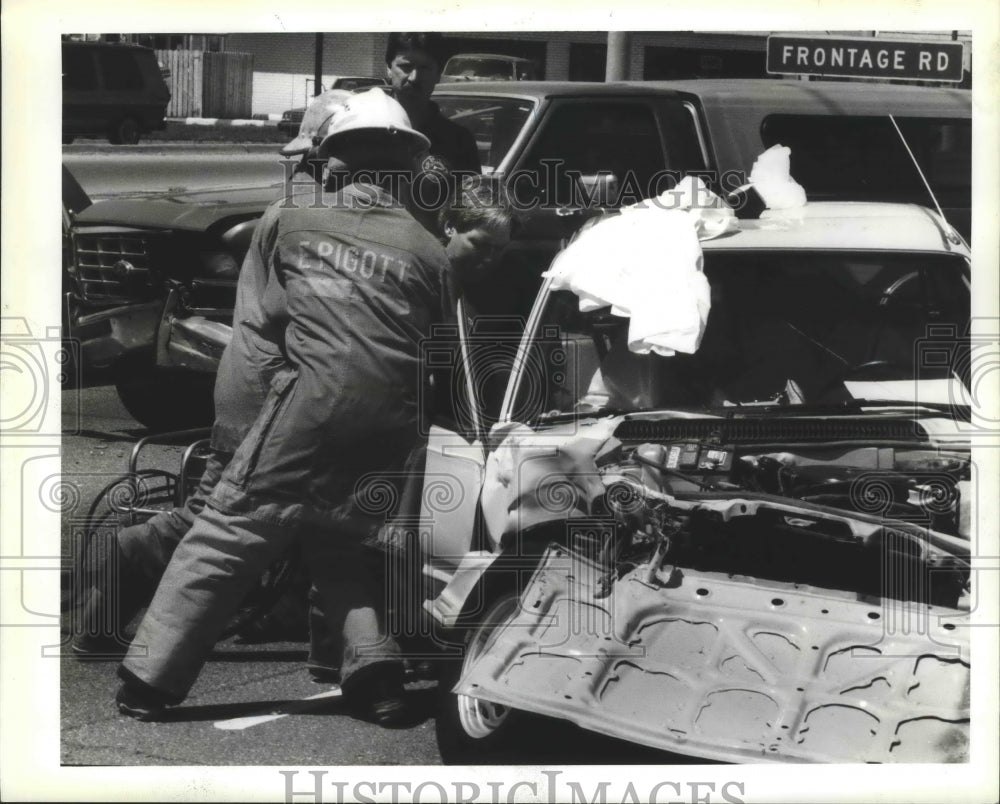 1991 Accidents-A pickup truck and small station wagon collided. - Historic Images