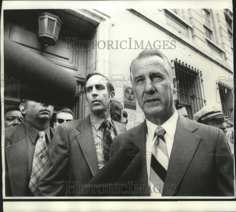 1973 Press Photo Newsmen close in on Spiro T. Agnew following court appearance. - Historic Images