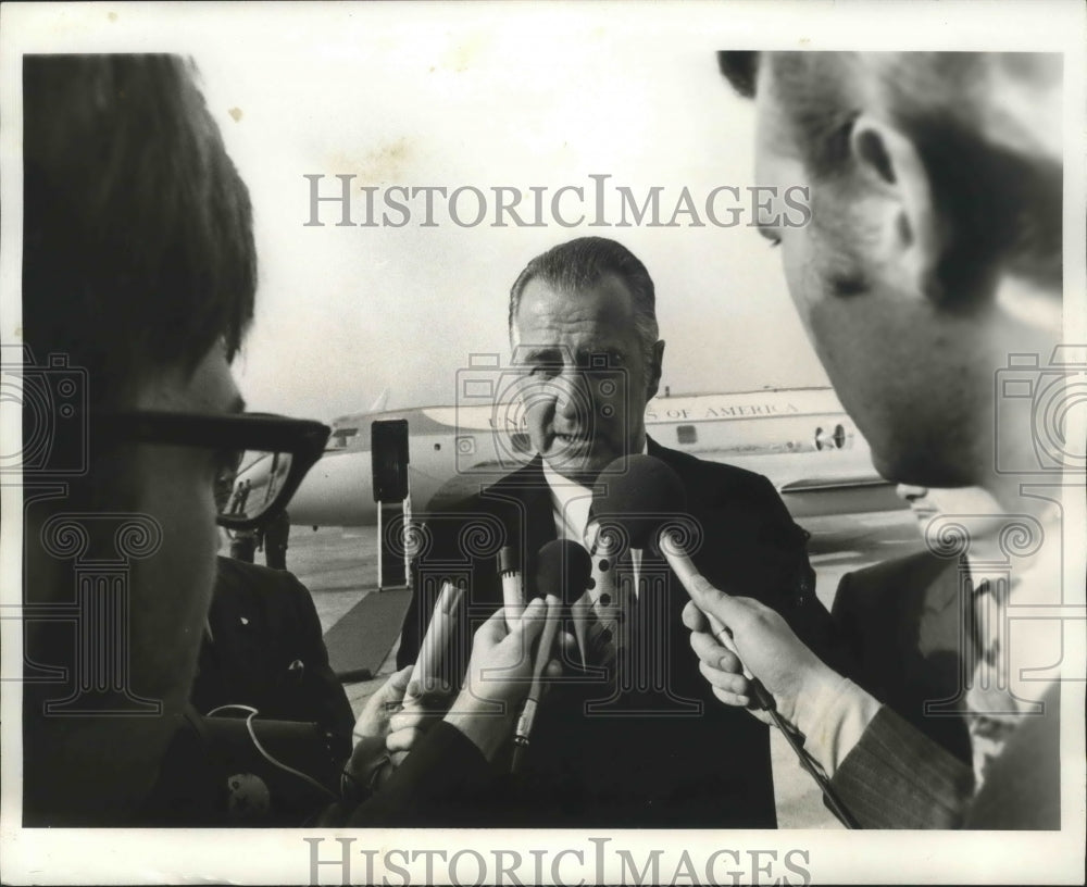 1971 Press Photo Vice President Spiro T. Agnew answering questions at interview. - Historic Images