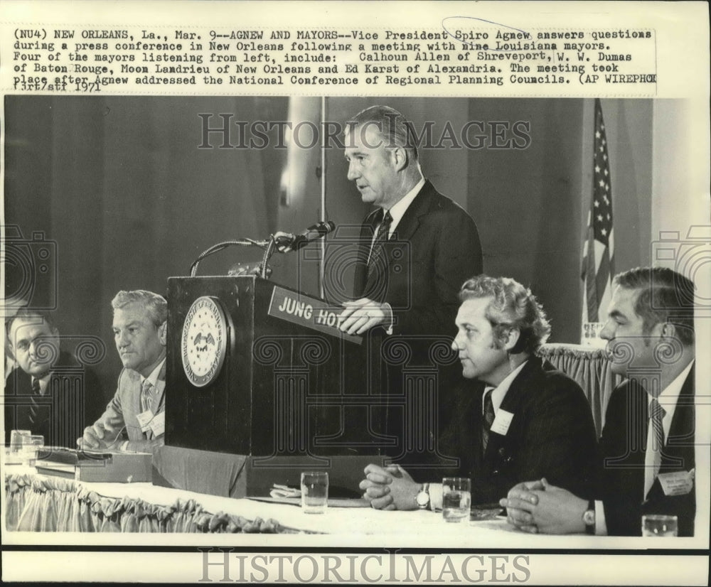 1971 Press Photo Vice President Spiro Agnew answers  questions-Mayors Meeting LA - Historic Images