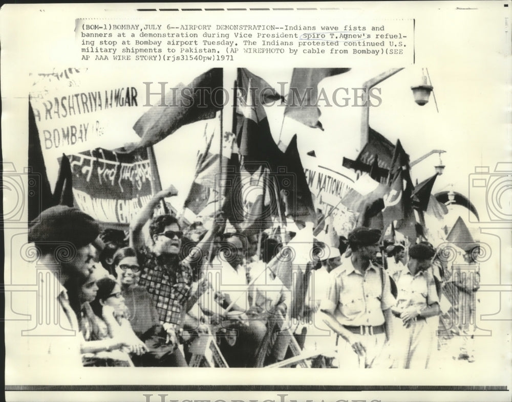 1971 Press Photo Indians wave fists and banners at V.P. Spiro Agnew&#39;s stop. - Historic Images