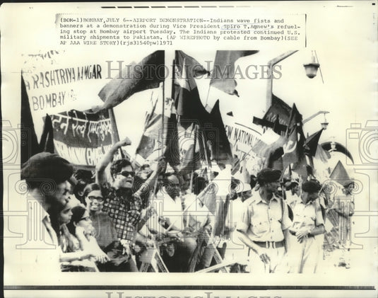 1971 Press Photo Indians wave fists and banners at V.P. Spiro Agnew's stop. - Historic Images