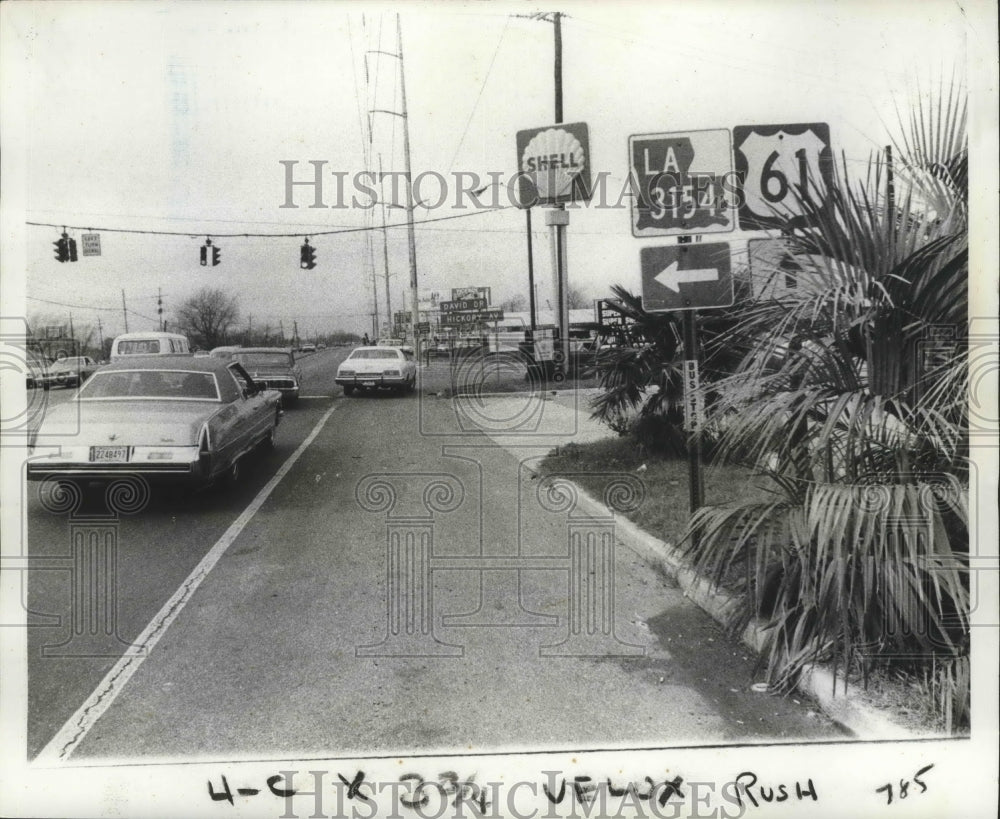 1975 Press Photo Shoulder at David Drive intersection shown to right of line - Historic Images