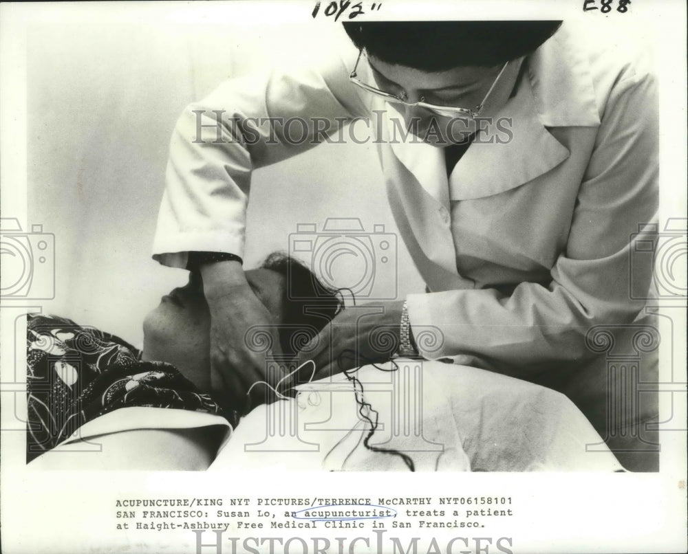 1981 Press Photo Susan Lo, an acupuncturist, treats a patient at Haight-Ansbury - Historic Images