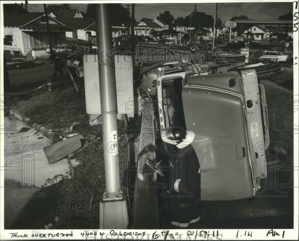 1981 Press Photo Accidents - Firemen clean up after truck spill on N. Robertson. - Historic Images