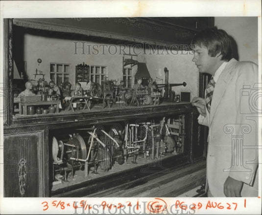 1978 Press Photo Philip Youngberg looks at his grandfather's miniature models. - Historic Images