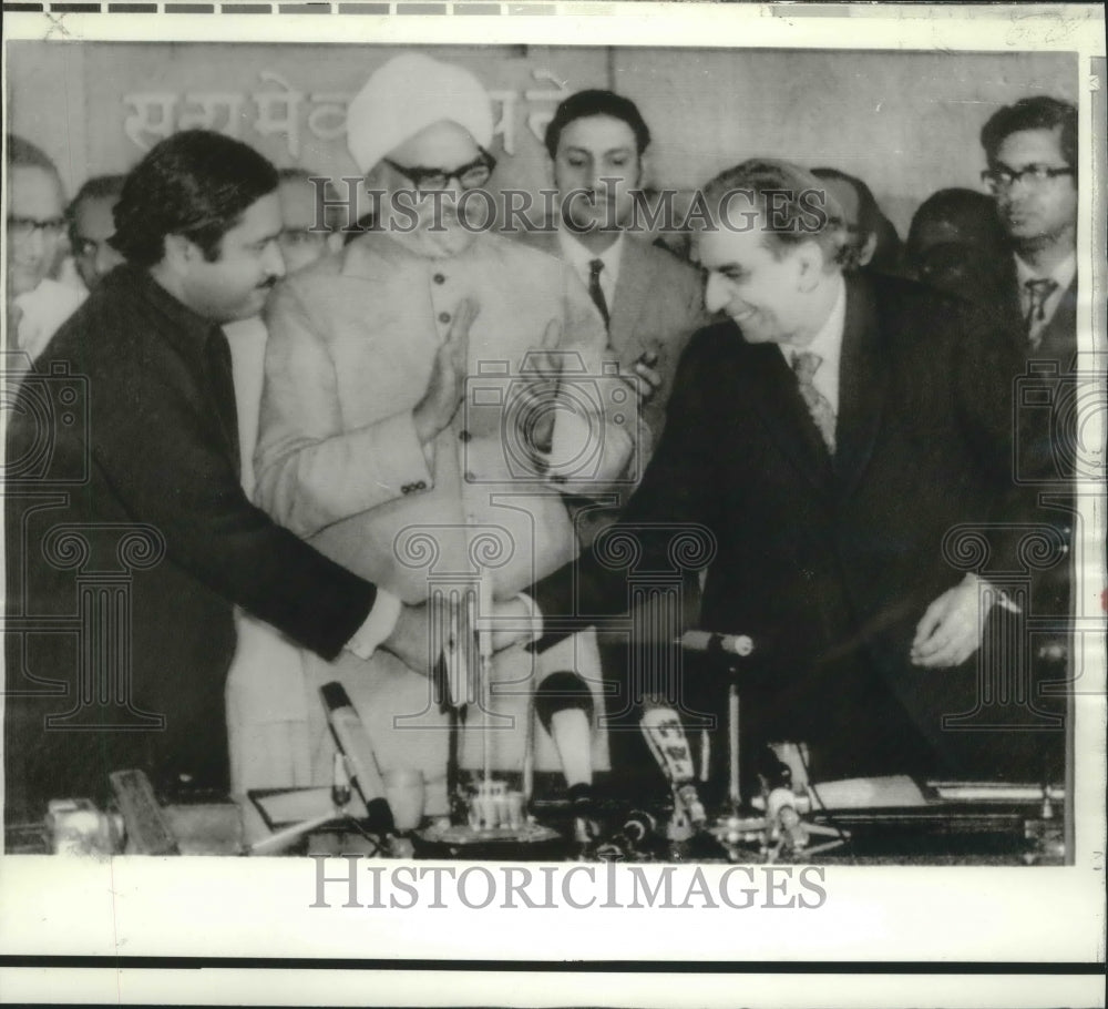 1974 Press Photo Kamal Hossein &amp; Aziz Ahmed Sign Pakistani Prisoner Release-Historic Images