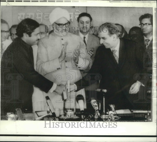 1974 Press Photo Kamal Hossein & Aziz Ahmed Sign Pakistani Prisoner Release-Historic Images