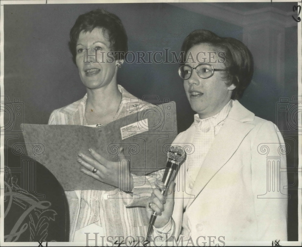 1976 Press Photo Dr. Nyla Ahrens and Joan Rich deliver one of their lectures - Historic Images