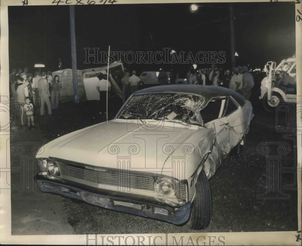 1974 Press Photo Site of Monday night accident at Eighth St and Manhattan Blvd. - Historic Images