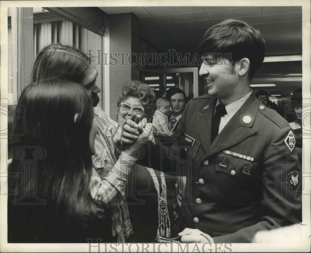 1973 Press Photo Former POW, with brother, Dale Albert Jr. - Historic Images