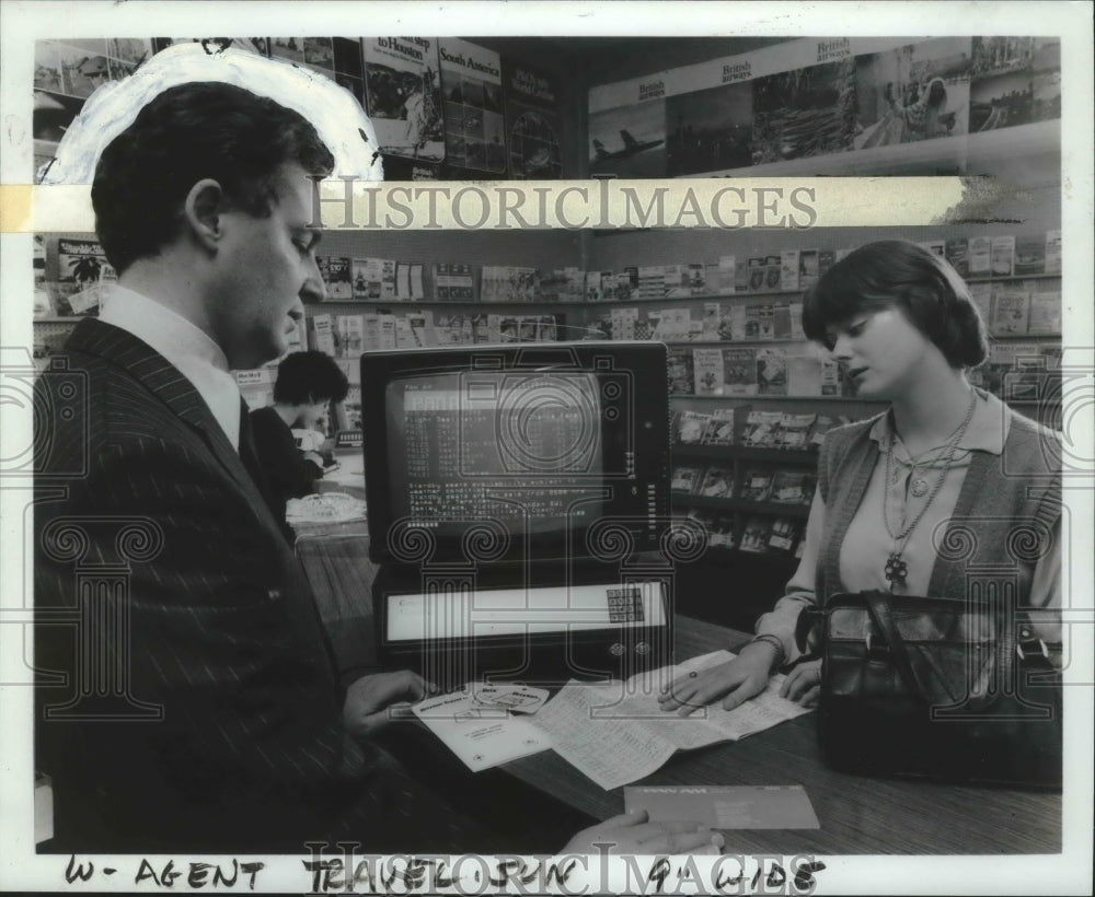 1991 Press Photo Travel agent using Prestel Videotex Information System terminal - Historic Images