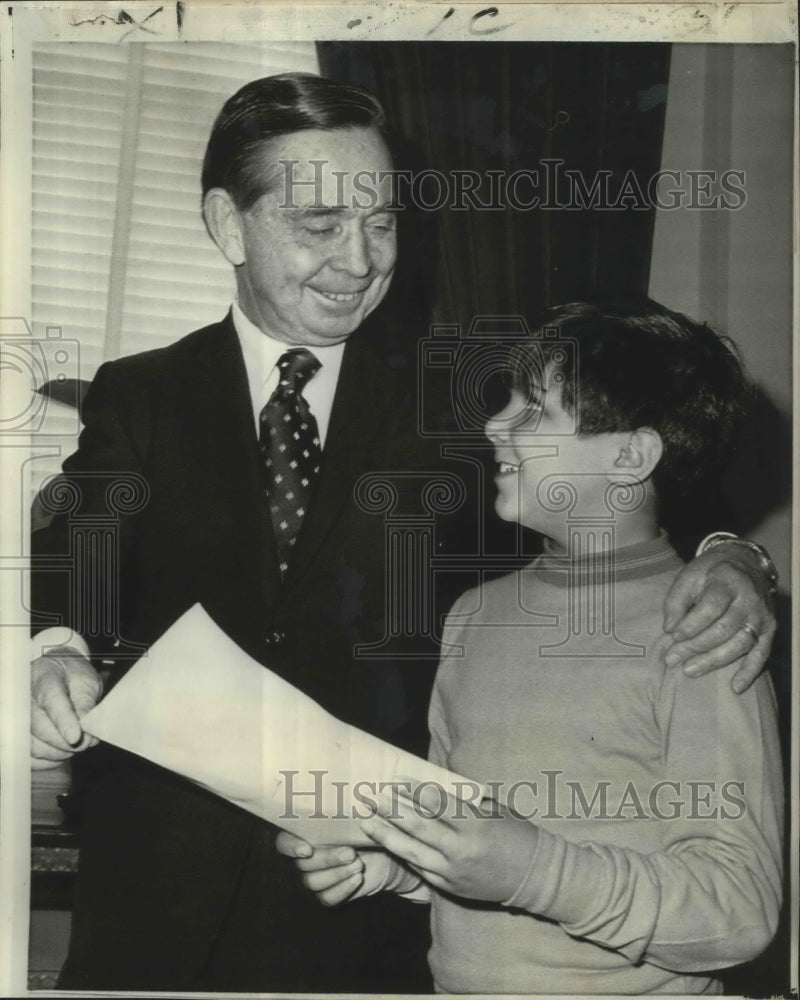 1971 Press Photo Johnny Frascarelli Jr. 8, with House Speaker Carl Albert. - Historic Images