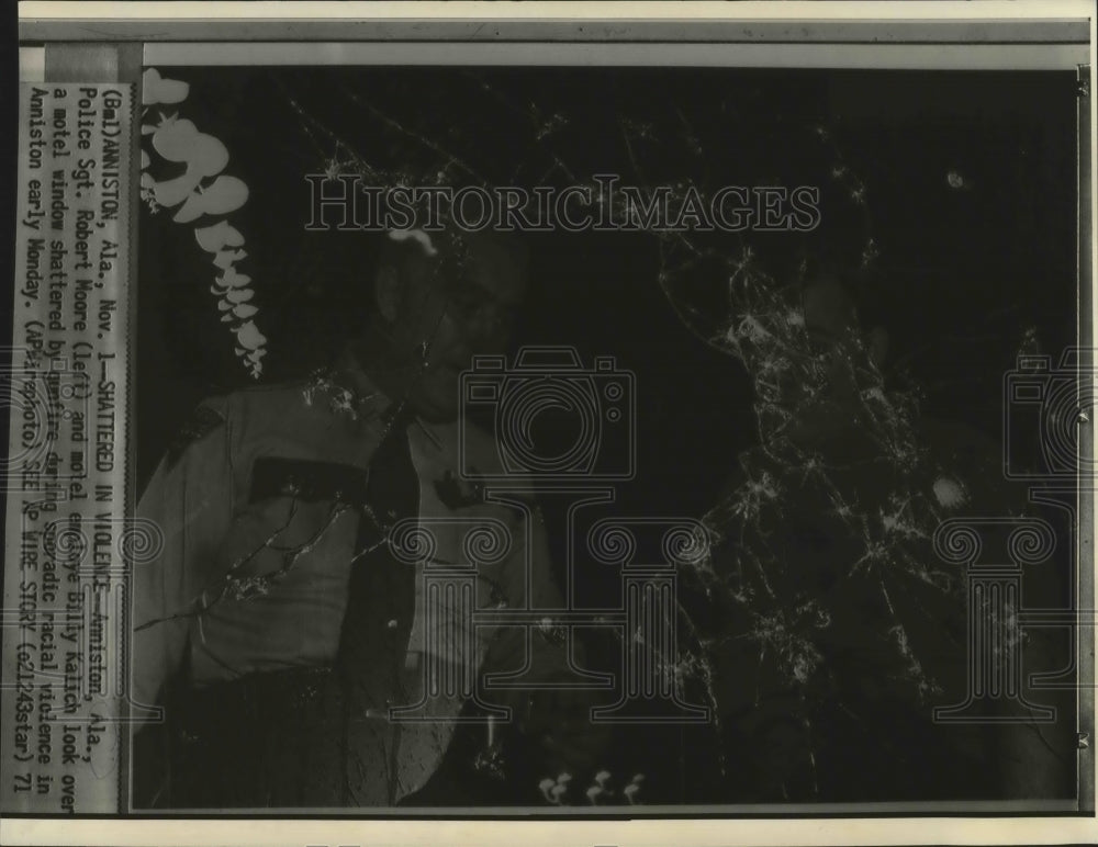 1971 Press Photo Crime, Anniston Sgt. Robert Moore look over gunshot window - Historic Images