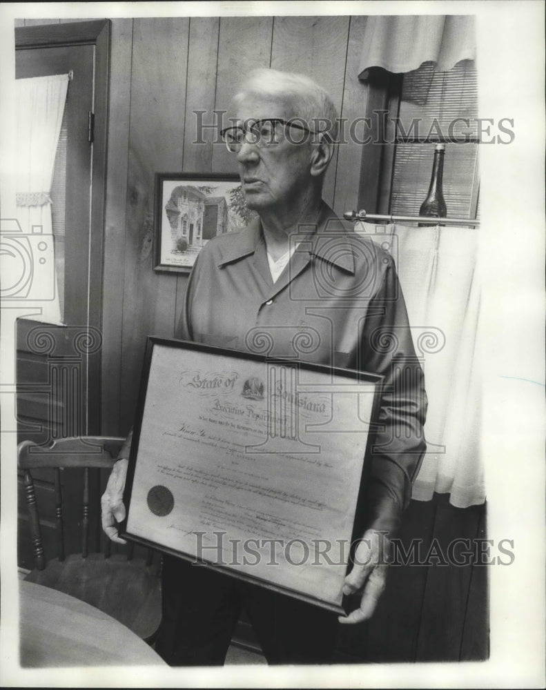 1975 Press Photo C.P. Aicklen, former mayor of Metairie, receives award. - Historic Images