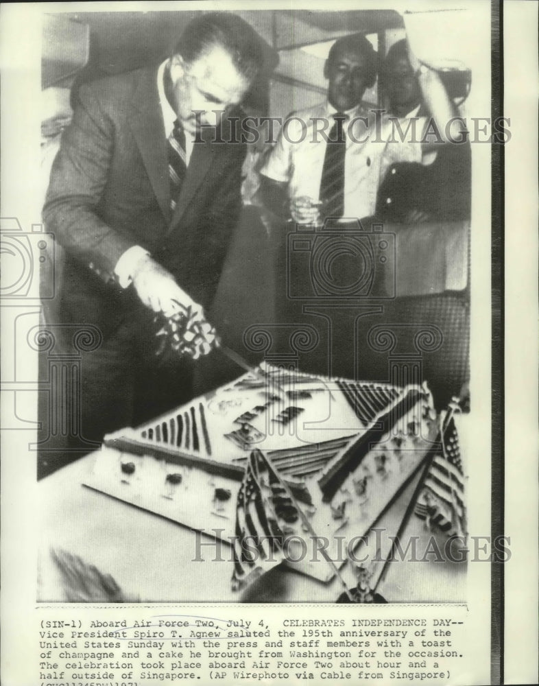 1971 Press Photo Vice President Spiro T. Agnew saluted the 195th US anniversary. - Historic Images