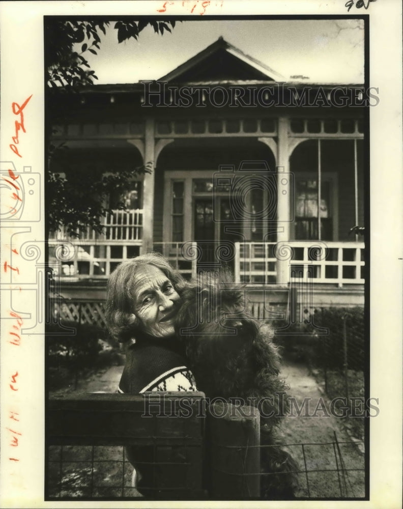 1980 Press Photo Mary Alexander, the mistress of animal haven &amp; her dog Tara - Historic Images