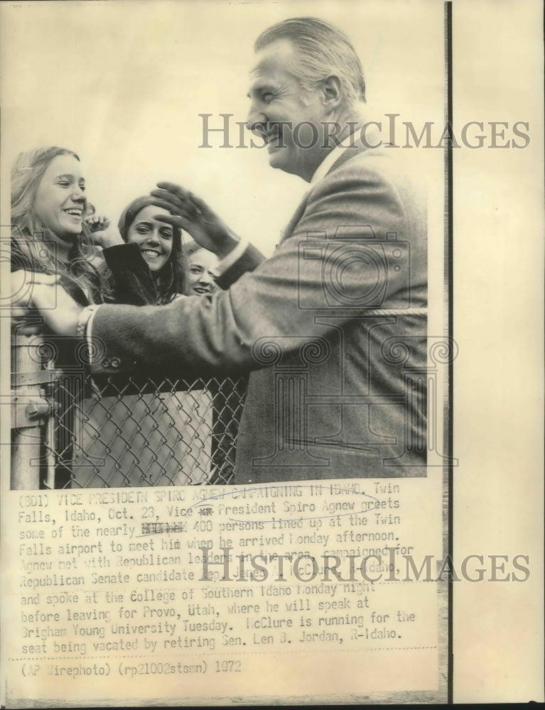 1972 Press Photo Vice President Spiro Agnew greets crowd at Twin Falls airport. - Historic Images