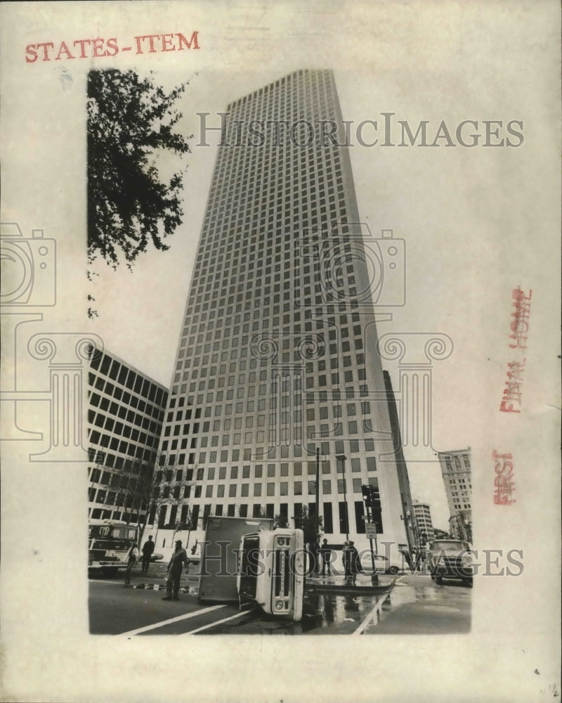 1976 Press Photo Accidents - Car wreck on Poydras St. at One Shell Square. - Historic Images