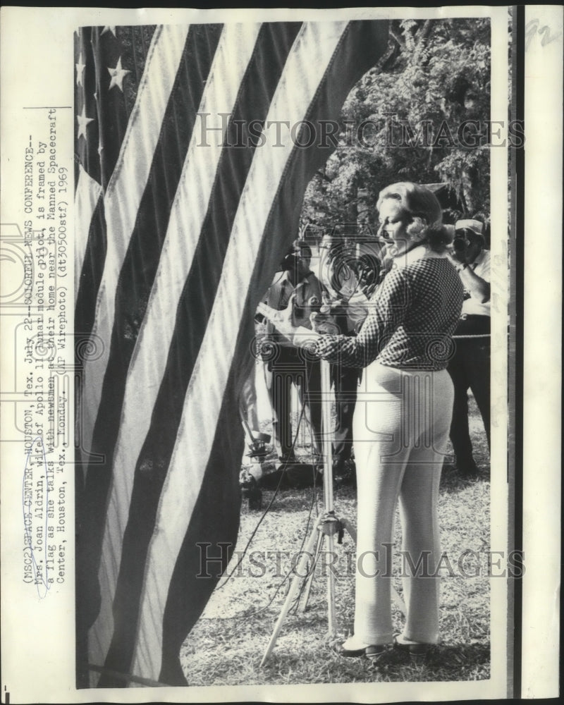 1969 Joan Aldrin, wife of Astronaut Edwin Aldrin, at news conference - Historic Images