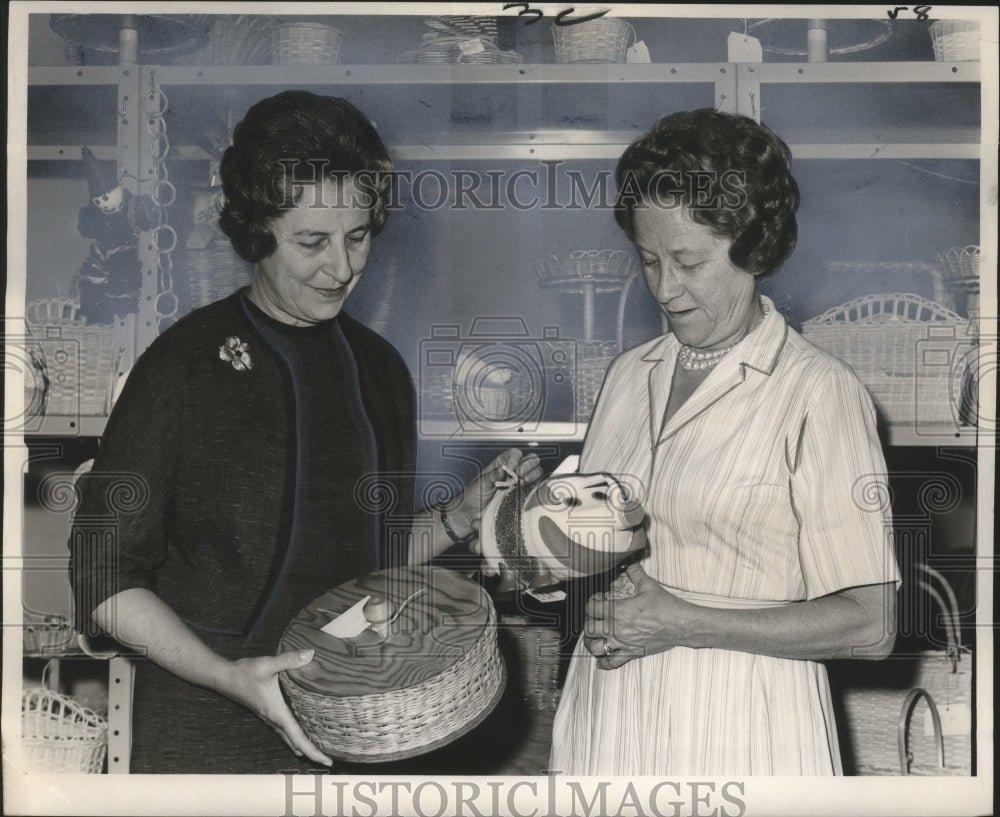 1964 Press Photo Mrs. Felix Alcus and Mrs. Herman Gelpi at Hobby Shop Sale. - Historic Images